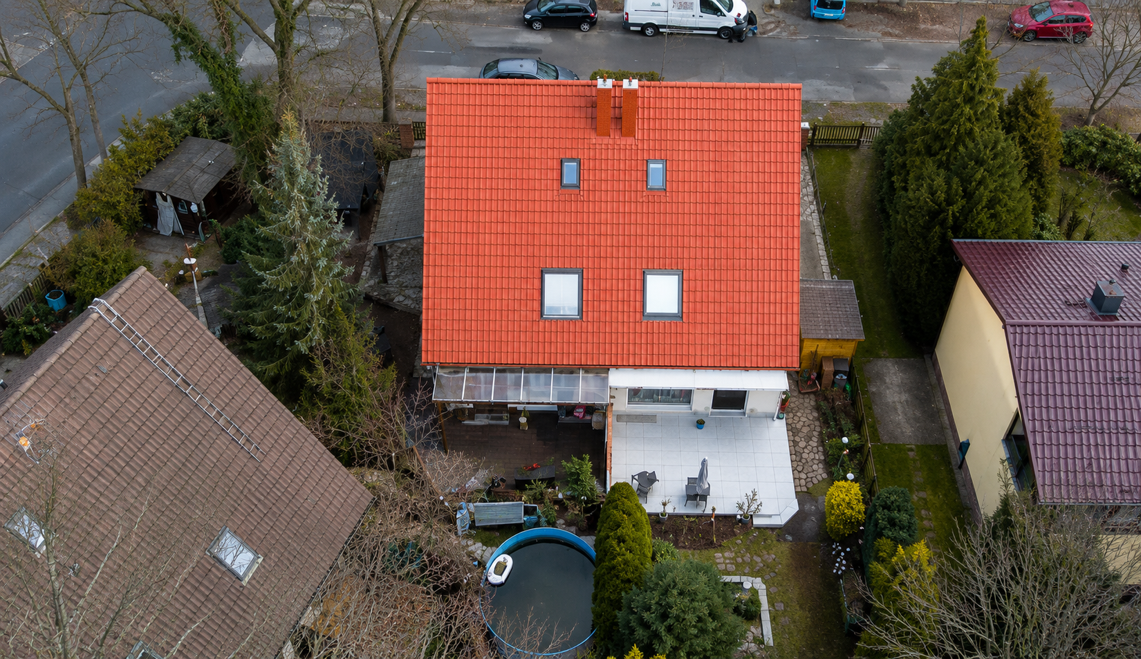Frisch gereinigtes und beschichtetes Dach in Rot